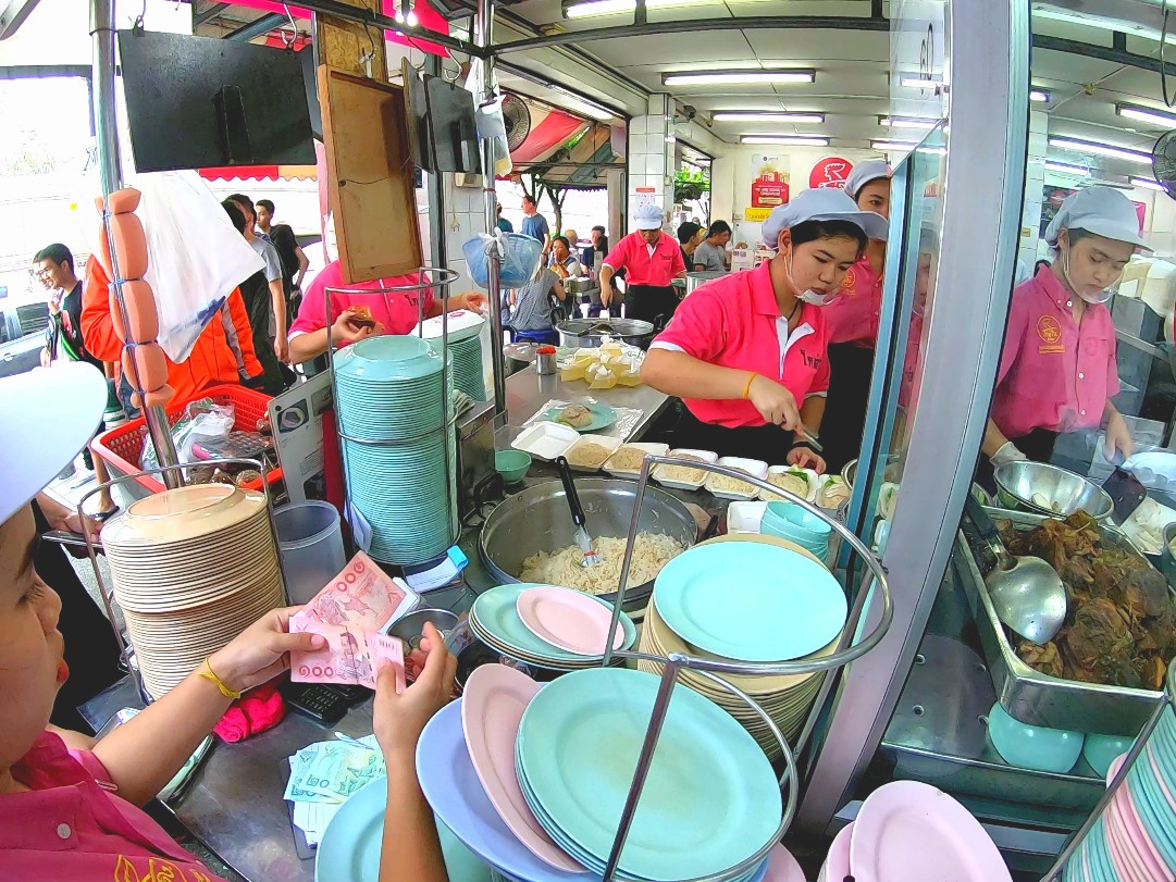 タイ バンコクの超有名店 ピンクのカオマンガイ Go Ang Pratunam Chicken Rice に行くべし Travelwithkame 旅するカメ 海外 国内 個人旅行ブログ